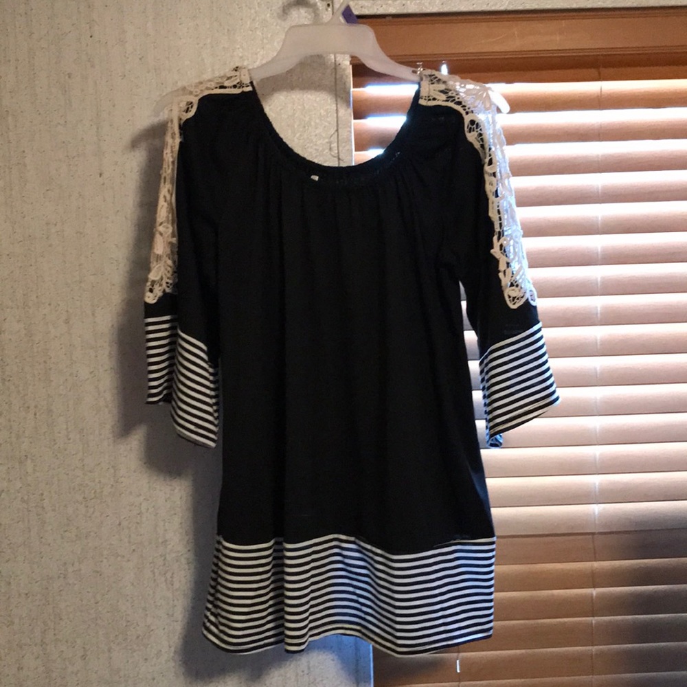 BLACK AND WHITE TUNIC SIZE XXL. WORN ONCE.